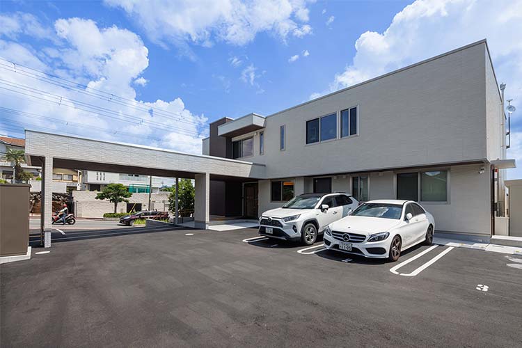 クリニック前駐車場